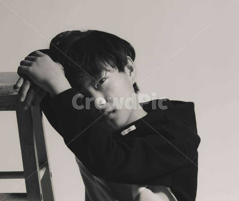 어린이,흑백사진,외로운,감성사진,스튜디오,사람,인물,인간,human,person,어린이,어린아이,child,children,kid,흑백,모노톤,monochrome,black and white