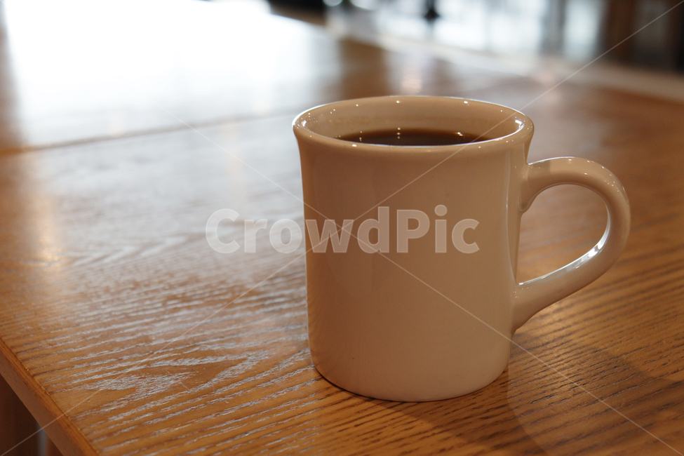 따뜻한음료,뜨거운음료,커피컵,cup,컵,머그컵,흰색컵,커피,탁자,테이블,카페,뜨거운아메리카노,커피,카페,coffee,cafe
