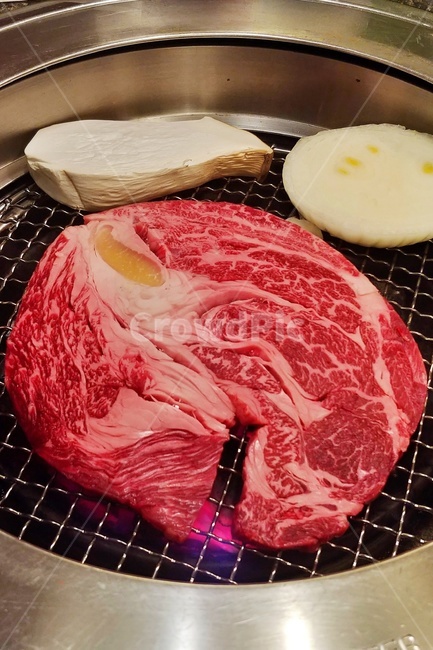 한우,투뿔,등심,소고기,석쇠,그릴,쇠고기,육식,붉은색고기,생고기,스테이크,마블링,음식,식재료,요리,food,cook,meal,dishes,food reserves