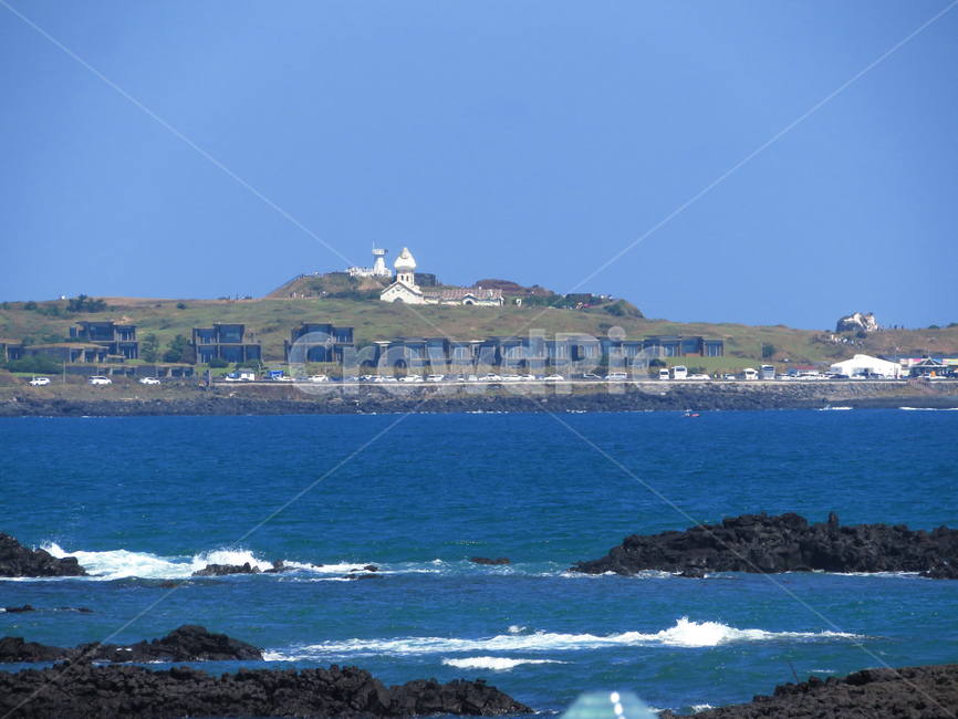 자연,water,물,sea,바다,nature,ocean,대양,shoreline,해안선,곶,제주도,섭지코지,풍경,바위,현무암,파도,하늘,푸른색,언덕,hill,자연,풍경,nature,landscape