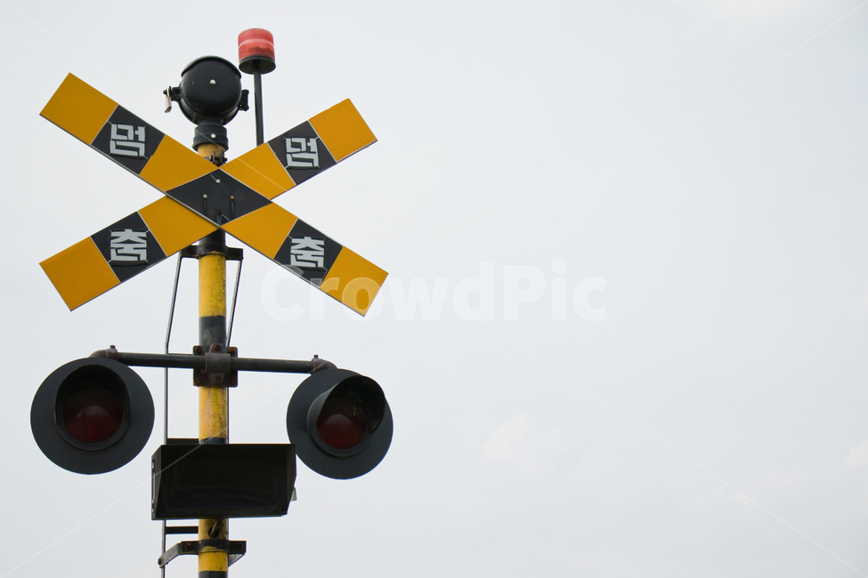 Transportation,signpost,hangeul,sign,train track,danger,stoppage,safety,sight,warning,railway,guide,train,traffic,railroadtrack,notice,sky,technology,transport,korean,crossing,railroadcrossing,pause,transportation,korea,stop,background,public transport,st