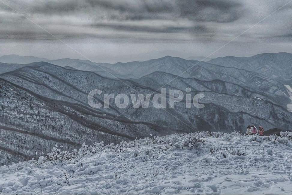 mountain,mountainrange,nature,자연,산맥,태백산,태백,강원도,대한민국,산,태백산맥,천제단,장군봉,눈,폭설눈밭발자국겨울눈하늘풍경겨울풍경여행눈길쌓이다감성힐링눈발자국흰눈설경흔적스노우snow자연언덕화이트겨울사진배경계절winterseason,겨울,계절,winter,season,자연,풍경,nature,landscape,한국자연풍경,한국자연경관,korea nature landscape