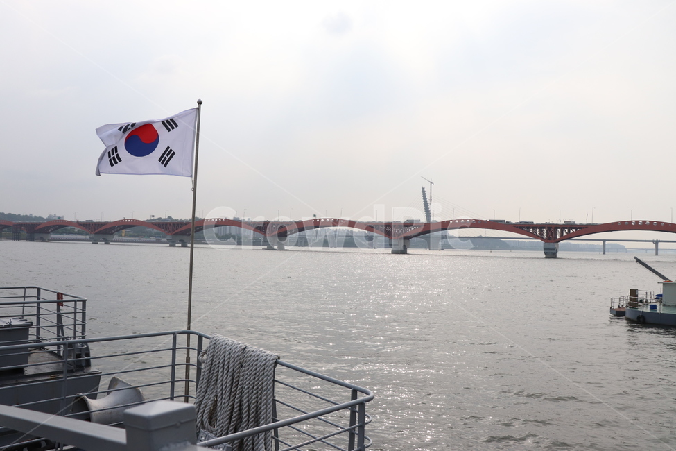 태극기,마포대교,서울함,한강,바람