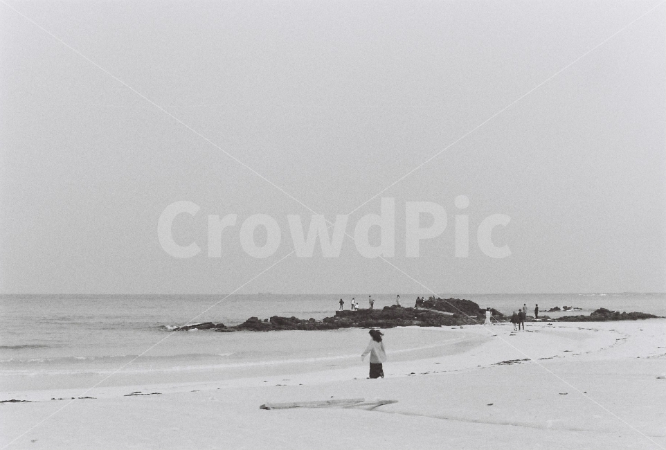 제주도,해변,해수욕장,흑백,흑백사진,blackandwhite,필름,흑백필름,필카,film,filmcamera,바다,하늘,자연,풍경,nature,landscape,해변,바다,beach,sea,제주도,jeju,jeju island,감성,sensible,feeling,흑백,모노톤,monochrome,black and white,human,인간,person,사람,outdoors,옥외
