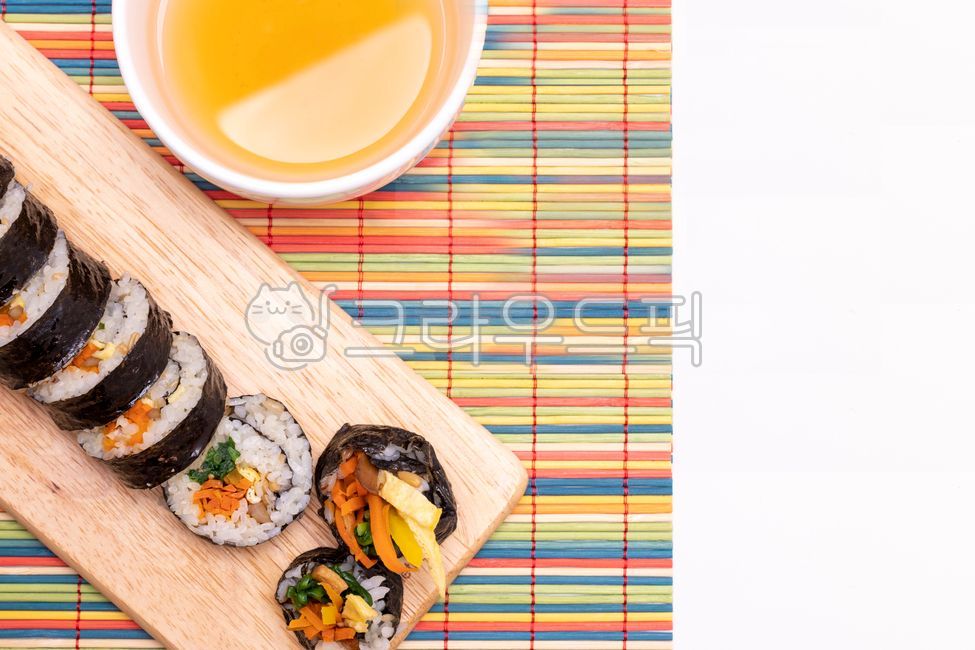 Pickled radish,kimbap,ham,Fish cake,Kimbal,carrots,chives,rice,burdock,Odang