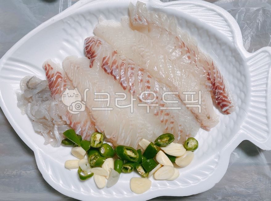 참돔,참돔회,생선회,도다리,도다리회,생선,회,포장,일회용접시,음식,사시미,날음식,마늘,생마늘,청양고추,고추,슬라이스마늘,식사,food,dish,fish,meal