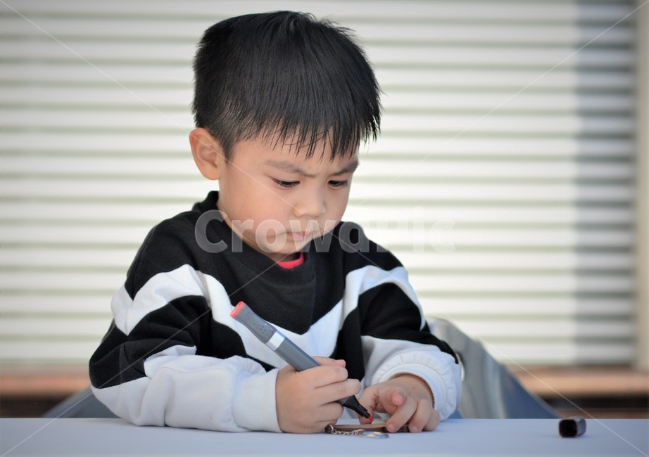 worry,thought,drawing,multicultural children,multicultural family,Concentration,child,stay