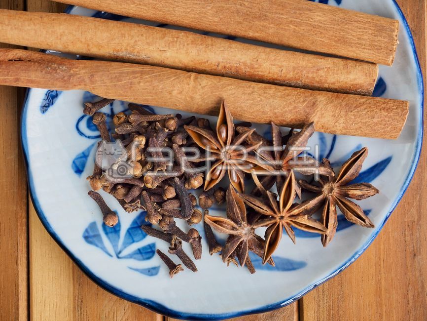 스타아니스홀,향신료,팔각,팔각향,별모양,아니스,인도음식,향기,음식,유기농,요리,요리재료,갈색,중국음식,아시아음식,건조식품,식물,향료,staranisehall,spice,octagon,octagonal,starshape,anise,indianfood,scent,food,organic,cooking,cookingingredients,brown,chinesefood,asianfood,dryfood,plant,spices,정향,계피,시나몬
