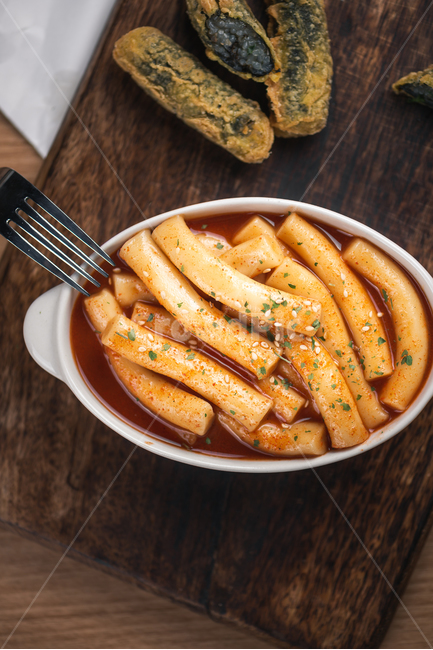 떡볶이,김말이,김말이튀김,매운떡볶이,떡보끼,스낵,분식,tteokbokki,stirfriedricecakes,가래떡,매콤한,매운,참깨,포크,나무도마,음식,식재료,요리,food,cook,meal,dishes,food reserves,한식,한국음식,한국요리,korean food,korean dishes,korean meal,korean cook,감성,sensible,feeling