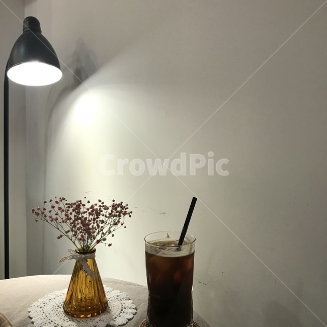 카페,coffee,카페인테리어,interiordesign,lamp,카페조명,실내조명,cafelight,카페소품,props,아이스아메리카노,아이스커피,드라이플라워,꽃병