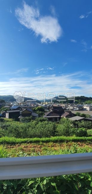 일본풍경,거리,파란하늘,눈부신,세계,sunshine,구름,여름,summer,season,일본,시골,시골풍경,foreign,oversea,world,japan,feeling,sensible,경치,옥외,감성,분위기,풀,glass,nature,햇빛,sun,계절,시즌,식물,날씨,맑은,맑음,맑다,오후,푸른,푸른색,파란,파란색,파랑,초록,초록색,녹색,싱그러운,싱그러움,화사한,컬러,컬러풀,자연,휴식,힐링,rest,relaxation,healing,sky,풍경,landscape,하늘,마을,마을풍경,일본마을,일본거리,일본시골,일본주택가,street,해외,외국,일본주택,일본가옥
