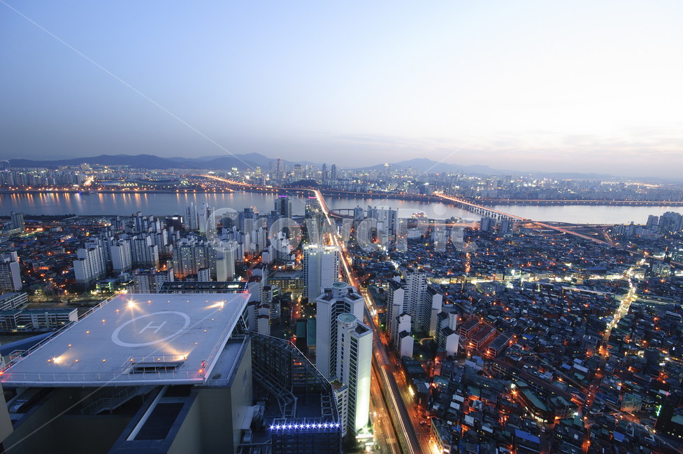 도시,도심,야경,풍경,아파트,주상복합,빌딩,고층빌딩,도시풍경,도시야경,스카이라인,옥상,헬기장,바닥,강,한강,도로,교통,저녁,밤,불빛,대도시,하이앵글,탑앵글,하이뷰,탑뷰,길,하늘,배경,백그라운드,광진구,서울,한국,야경,밤,풍경,nightscape,night,landscape,도시,city,한국도시풍경,한국도시경관,korea cityscape,경치,nature,자연,outdoors,옥외,scenery,aerial view,조감도