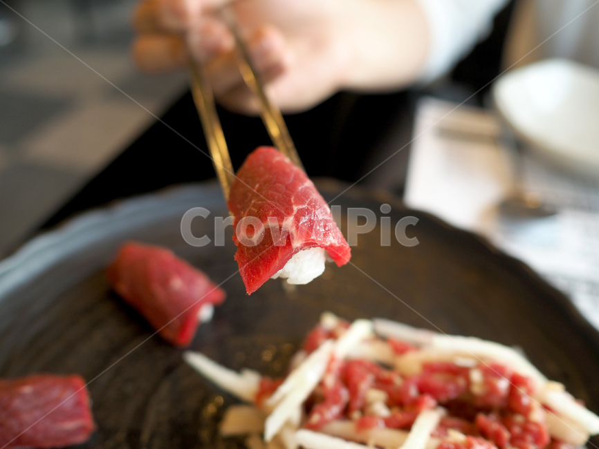 초밥,소고기초밥,소고기,육회,소,밥,육사시미,사시미,고기,한식,음식,요리,food,meal,음식,식재료,요리,food,cook,meal,dishes,food reserves,한식,한국음식,한국요리,korean food,korean dishes,korean meal,korean cook