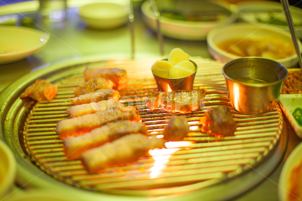 삼겹살,외식,고기,연탄,정육점,돼지고기,목살,불판,구이,음식,철판,반찬,그릴,food,식품,dish,요리,식사,meal,음식,식재료,요리,food,cook,meal,dishes,food reserves,육류,고기,meat
