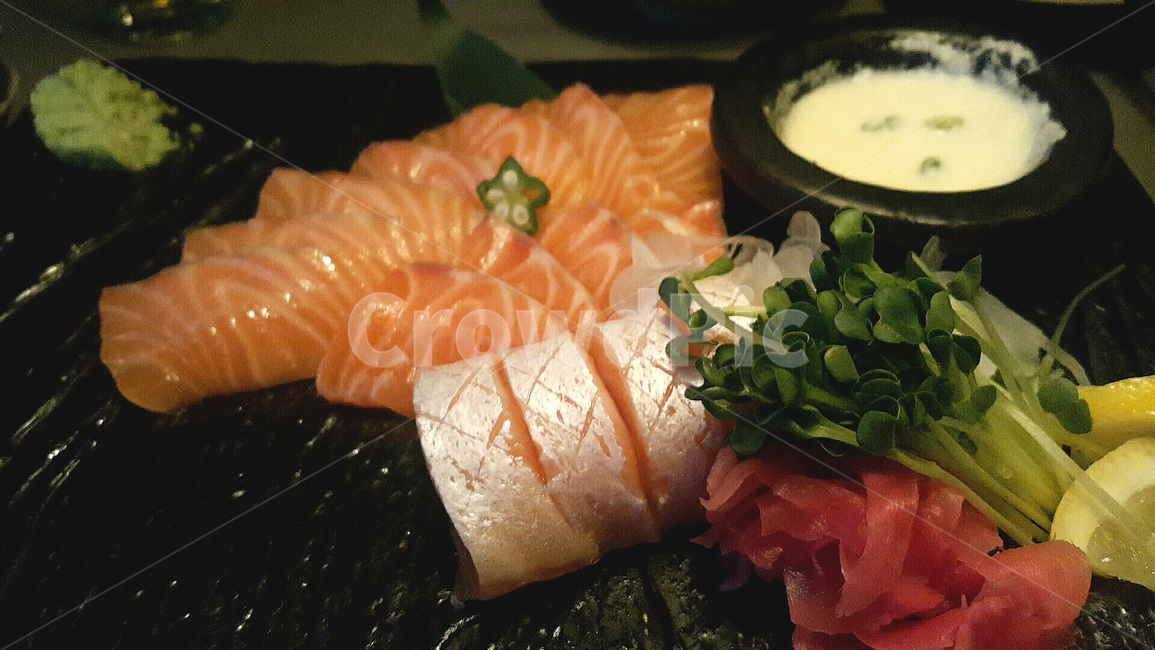 연어회,연어,회,생선회,음식,신선한,붉은색,해산물,식재료,요리,cook,food,dishes,수산물,fisheryproducts,seafood,레몬,와사미,소스,접시안주,사시미,생연어,일식,일본음식,일본요리,japamesefood,japanesedishes,japanesemeal,japanesecook,이자까야