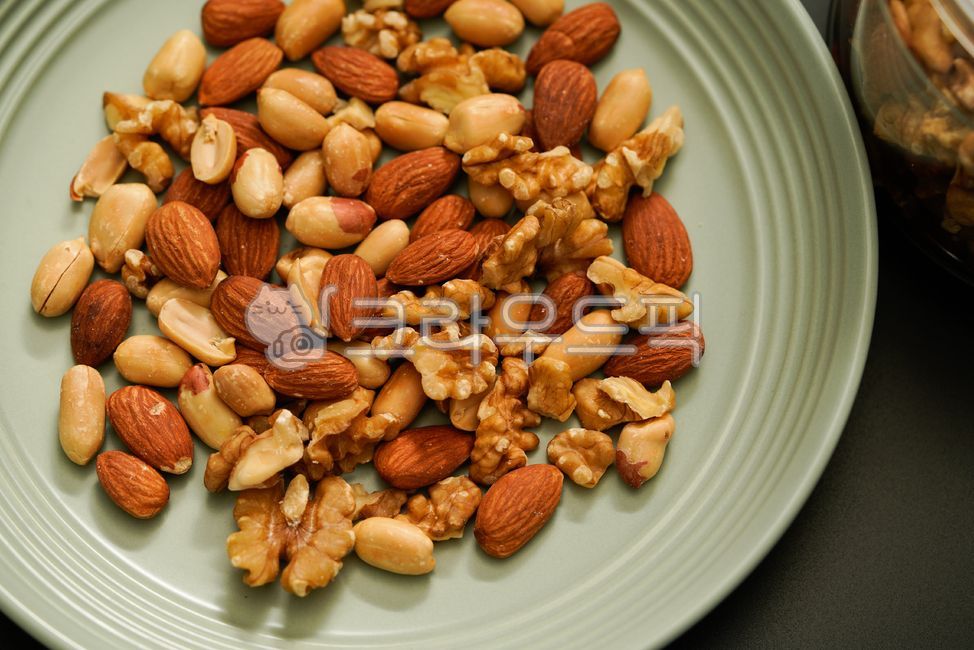 seed,snack,almond,plate,nut,food,Beef bowl,walnut,nuts,healthy food,peanut