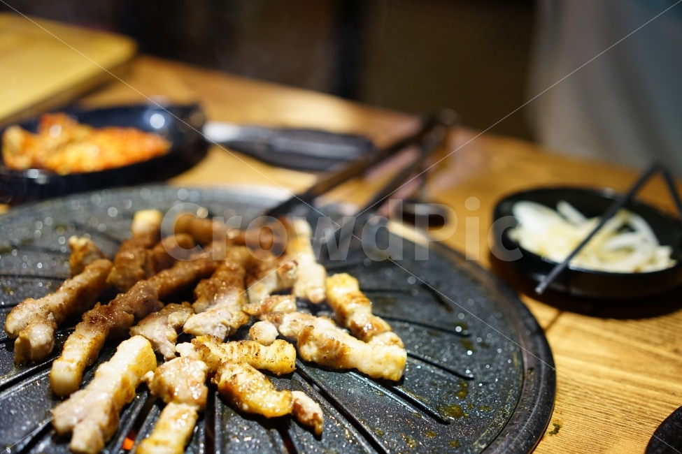고기,삼겹살,불판,식사,술자리,술안주,먹거리,구이,삼겹살구이,돼지고기,돼지,먹방,안줏거리,음식,식재료,요리,food,cook,meal,dishes,food reserves,육류,고기,meat,한식,한국음식,한국요리,korean food,korean dishes,korean meal,korean cook