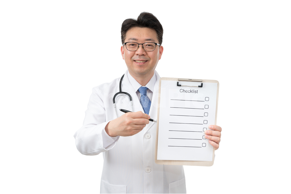 의사,건강,보건,의료,1명,1인,한국인,중국인,일본인,아시아인,남자,중년,중장년,하얀배경,40대,50대,카피스페이스,여백,닥터,청진기,건강관리,병원,유니폼,흰색배경,하얀배경,누끼,흰색,하얀색,공간,카피스페이스,클립보드,체크리스트,확인,권유,바이러스,문진,조사,의학,진료,진찰,마스크,일회용,일회용마스크,전염,전염병,상반신,핸드모션,손짓,방역,코로나바이러스,covid19,거부,반대,금지,격리,차단,서명,코로나19,코로나,건강,헬스웨어,헬스케어,healthware,health care,의료,의학,병원,medical,hospital,clinic