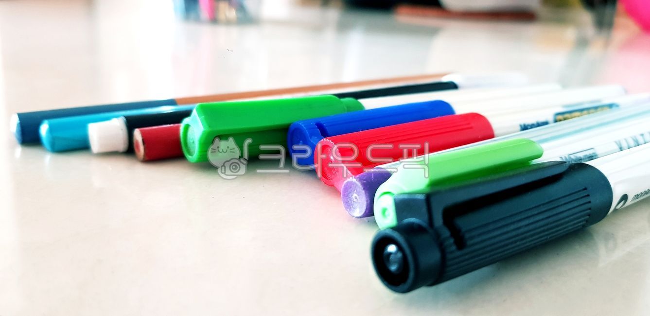 note,study,Phrases,pencilcase,student,record,pen,writing instrument,take notes,table