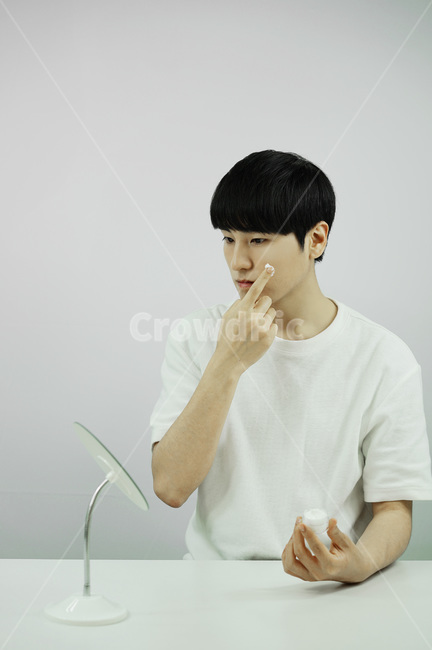 남자,뷰티,스킨케어,피부관리,화장품,로션,beauty,skincare,cosmetic,남성,lotion,그루밍족,사람,인물,인간,human,person,남성,남자,man,male,뷰티,미용,beauty treatment