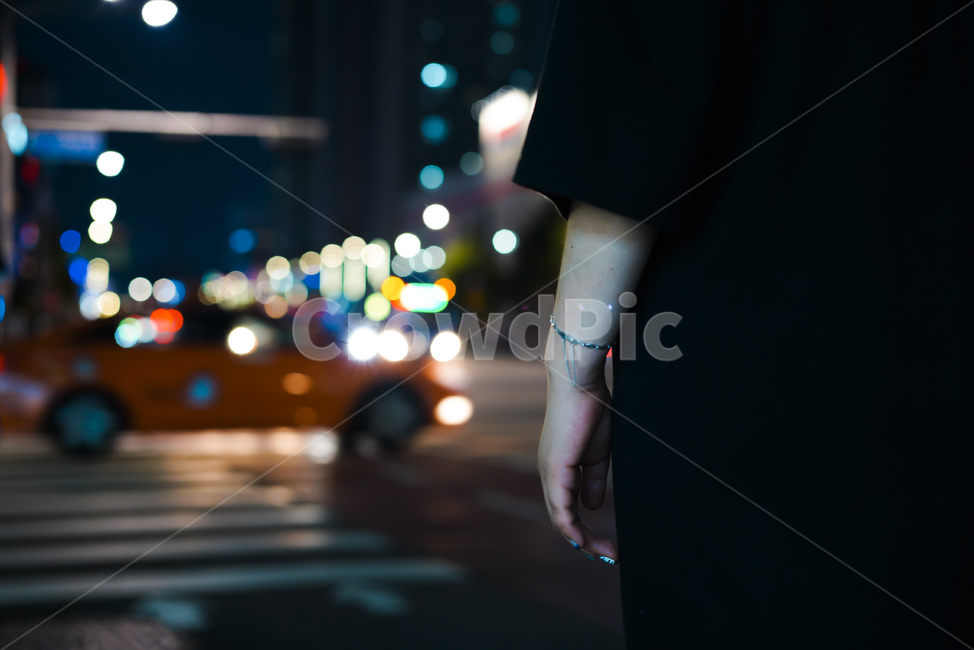 보케,손,밤거리,거리,불빛,도시,빛,팔찌,여인,야경,밤,풍경,nightscape,night,landscape,사람,인물,인간,human,person,신체일부,몸,body
