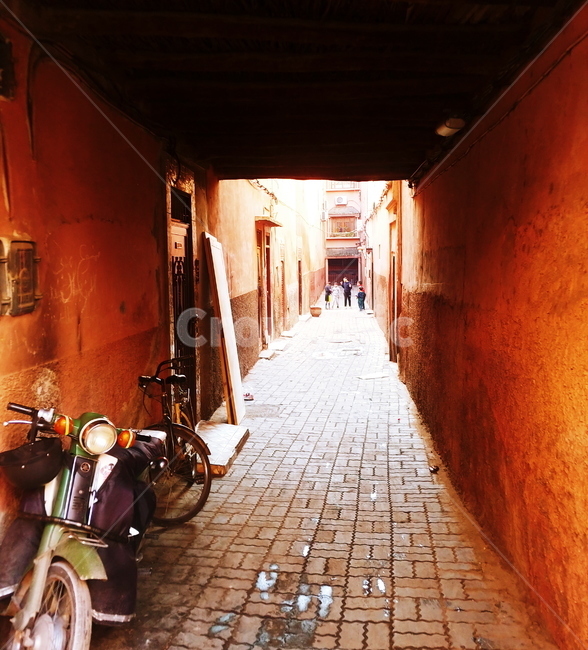path,통로,walkway,보도,wheel,바퀴,사람,person,human,인간,vehicle,오토바이,골목,모로코,마라케시,골목길사람