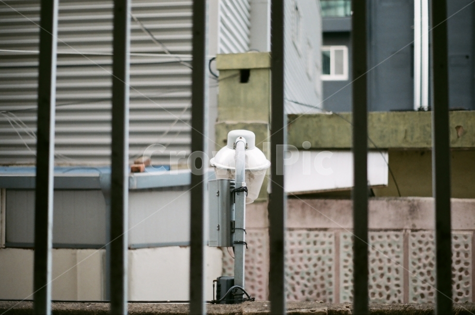 가로등,전등,창틀,창살,창밖,light,streetlamp,windowframe,lattice