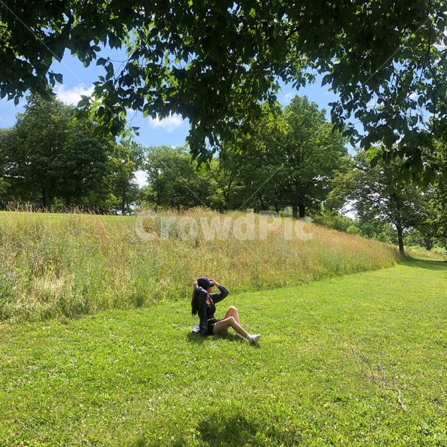풀밭,grassland,field,nature,인간,자연,들,person,목초지,outdoors,옥외,human,초록,풀,나무,들판,자연,풍경,nature,landscape,사람,인물,인간,human,person,여성,여자,woman,female,lady