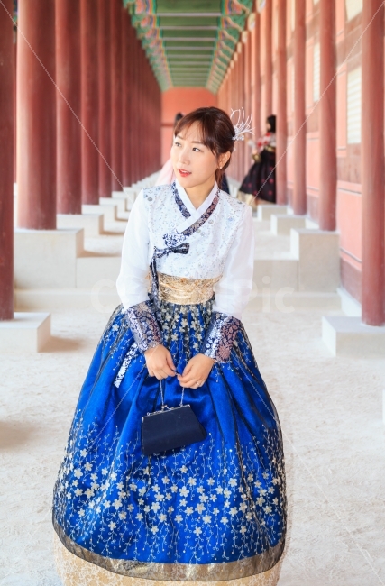한복,여성,궁전,기다림,설레임,여인,여자,인물,인물사진,전통,의상,복장,의류,패션,전통의상,실크,비단,궁궐,고운,자태,처녀,규수,낭자,아씨,아가씨,아기씨,여행,관광,체험,동양,아시아,hanbok,korea,korean,traditional,costume,female,lady,oriental,asia,woman,한국전통,한국문화,korean traditional,korean culture,한복,한국전통의상,hanbok,korean traditional clothes,사람,인물,인간,human,person,여성,여자,woman,female,lady