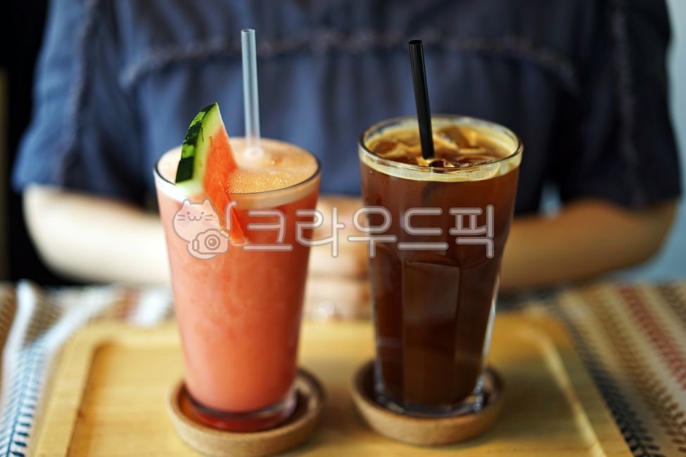 수박주스,수박,아메리카노,커피,카페,drink,beverage,마실것,juice,주스,나무쟁반,시원함,아이스,음료수,drink,beverage