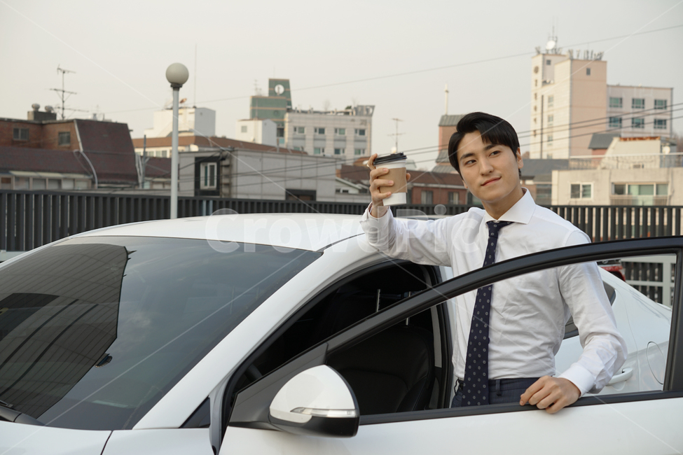 운전,차,차량,자동차,남자,남성,사람,직장인,출근,커피,카페인,피곤,운전자,주차장,여유,정장,사람,인물,인간,human,person,남성,남자,man,male,교통,교통수단,traffic,transportation,비즈니스,사업,business,service,work
