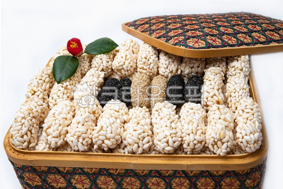 basket,Sesame Gangjeong,gaegangjeong,glutinous rice snacks,yugwa,gangjeong,hamper,Thanksgiving,Hamtong,newyearadayfood,nutritious food,Lunar New Year food,traditionalfood,camellia,new year,bamboo basket,holiday food,Yugwa,delicious,chuseokfood,nutritious 