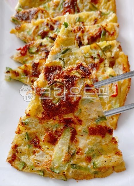 애호박계란전,애호박계란부침개,호박계란전,호박계란부침개,양파,야채,채소,야채전,야채부침개,호박,애호박,계란,달걀,젓가락,청양고추,고추,홍고추,음식,요리,식사,식재료,피자모양,food,dish,cook,meal,egg