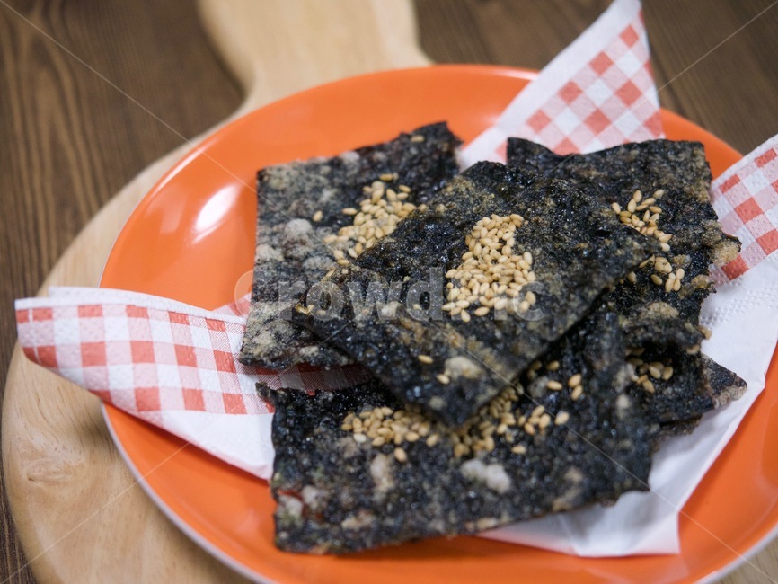 biscuits,Seaweed bugak,seaweed snacks,seaweed,crackers,seaweed crackers,cookies,food,sesame seeds,wellness,Korean food,Asian food,snacks,black food,Korea