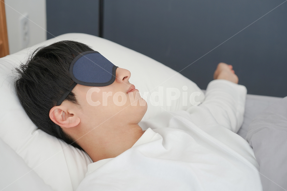 침대,이불,침실,방,남자,남성,수면,취침,잠,낮잠,늦잠,수면안대,안대,사람,인물,인간,human,person,남성,남자,man,male