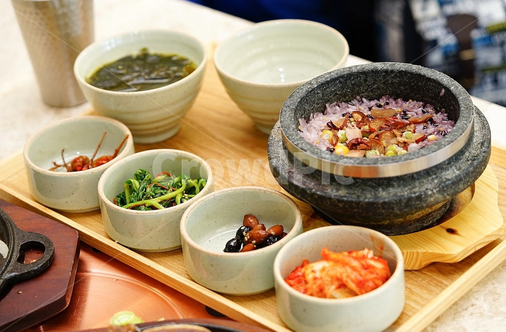 밥,돌솥밥,한식,한국,식사,음식,돌솥,한국음식,전통,쌀,곡물,곡식,우리것,푸드,점심,먹방,먹거리,솥,한끼,미역국,김치,반찬,음식,식재료,요리,food,cook,meal,dishes,food reserves,한식,한국음식,한국요리,korean food,korean dishes,korean meal,korean cook