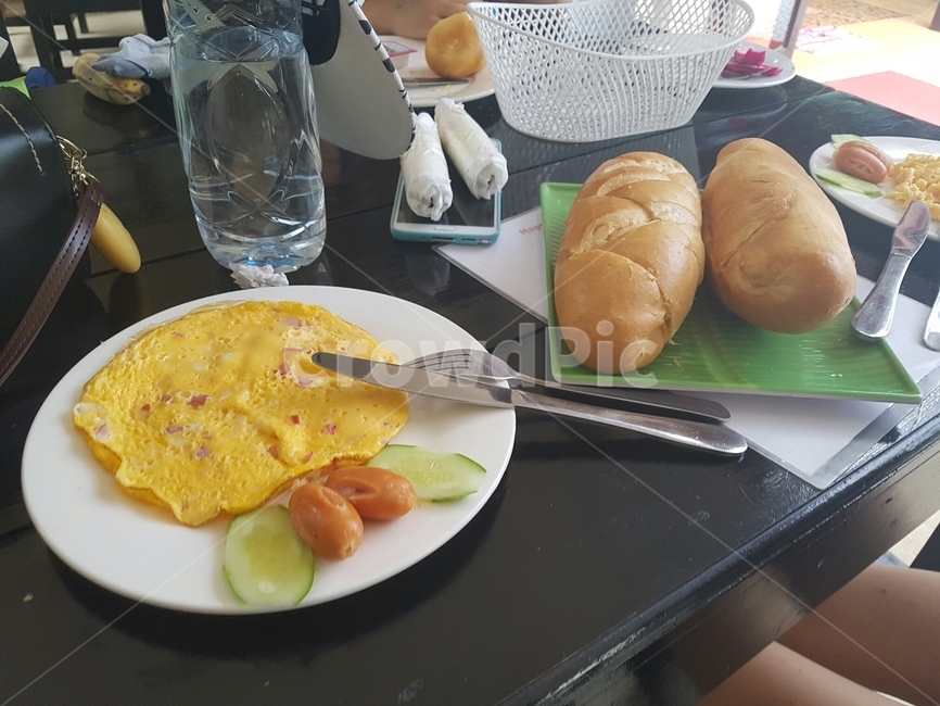 아침,빵,바게트,오물렛,계란,소시지,오이,컵,바구니,테이블,나이프,음식,식재료,요리,food,cook,meal,dishes,food reserves,아침식사,조식,브런치,breakfast,brunch