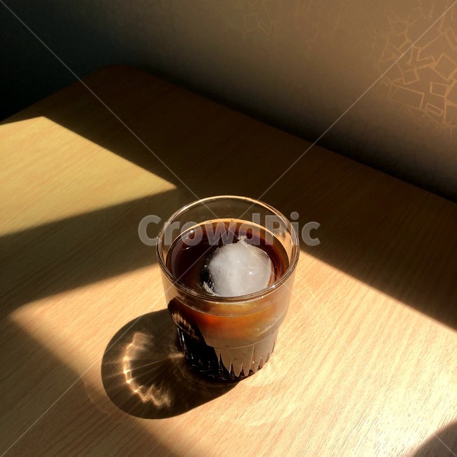커피,그림자,햇빛,유리잔,아메리카노,커피,카페,coffee,cafe
