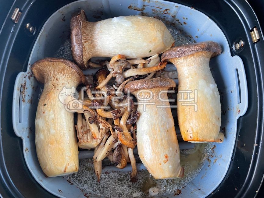 Air fryer recipes,Oyster Mushroom,ingredient,Grilled whole pine mushrooms,cook,Grilled king oyster mushrooms,food,Grilled oyster mushrooms,King oyster mushroom,Air fryer grilling,Material preparation,dish,ingredients,air fryer,cooking,delicacy,roast