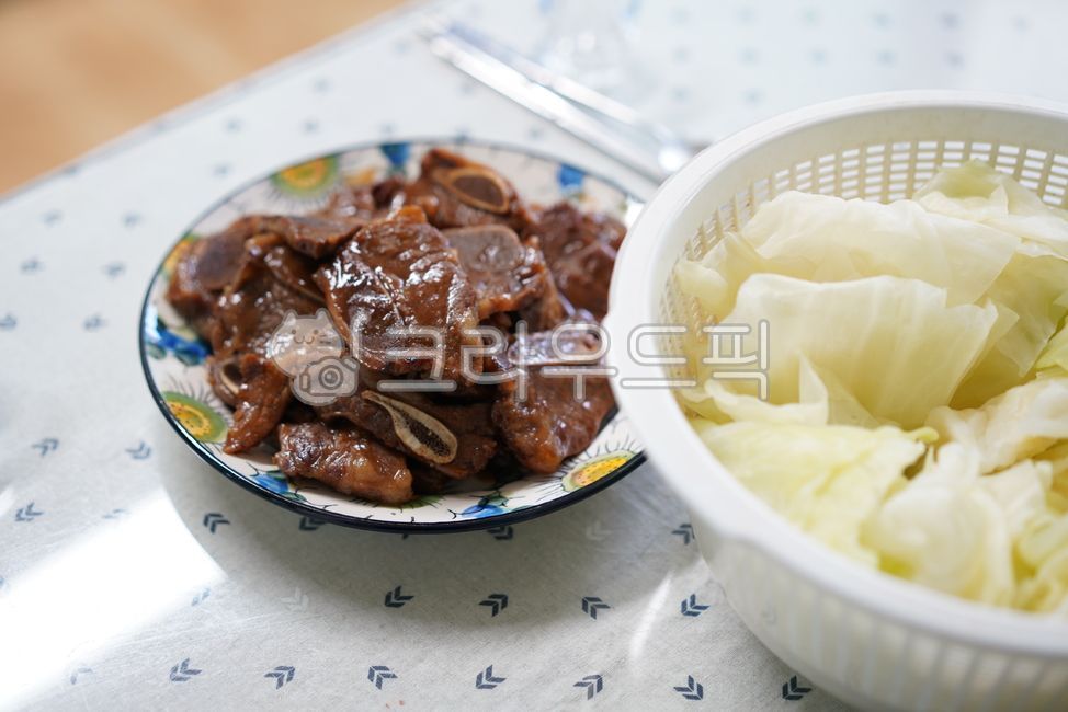 돼지갈비,갈비,고기,육류,육식,구이,음식,먹거리,식재료,요리,food,양배추,쌈,접시