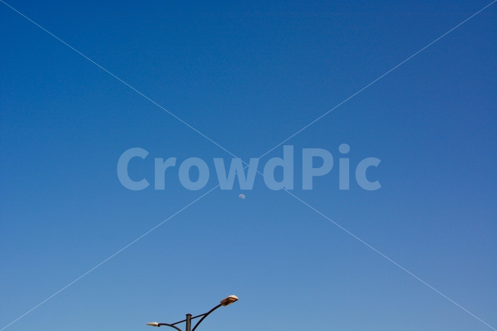 낮달,달,감성,하늘,가로등,파란,daytimemoon,sky,blue,moon,moonlight,streetlamp,streetlight,mood,파란하늘,배경,백그라운드,배경화면,바탕화면,글귀배경,블루,시간,일상,자연,풍경,nature,landscape