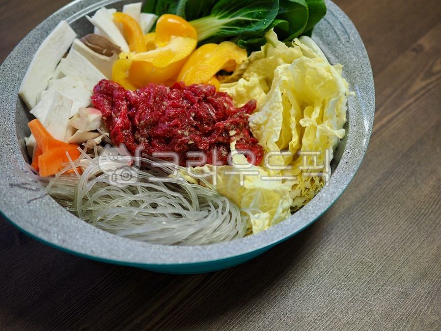 소고기,한국음식,음식,소고기전골,국,찌개,아시아음식,냄비,요리,소고기요리,식사,beef,koreanfood,food,beefhotpot,soup,stew,asianfood,pot,cooking,beefdish,meal,배추,당면,청경채,채소,웰빙,웰빙음식,cabbage,noodle,bokchoy,vegetable,wellbeing,wellnessfood,소고기채소전골