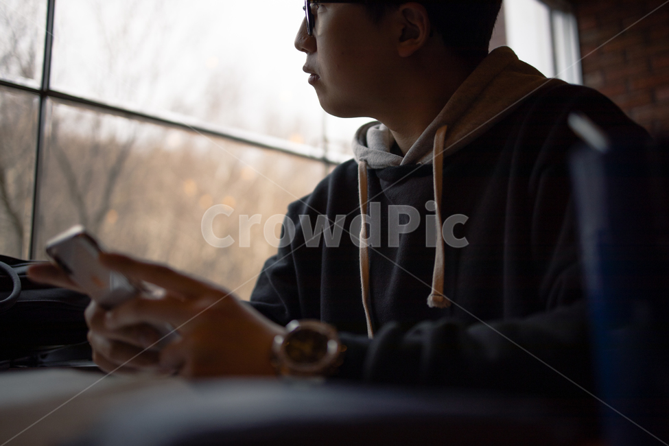 청년,20대,20대남자,휴식,셀프촬영,무선촬영,카페촬영,카페