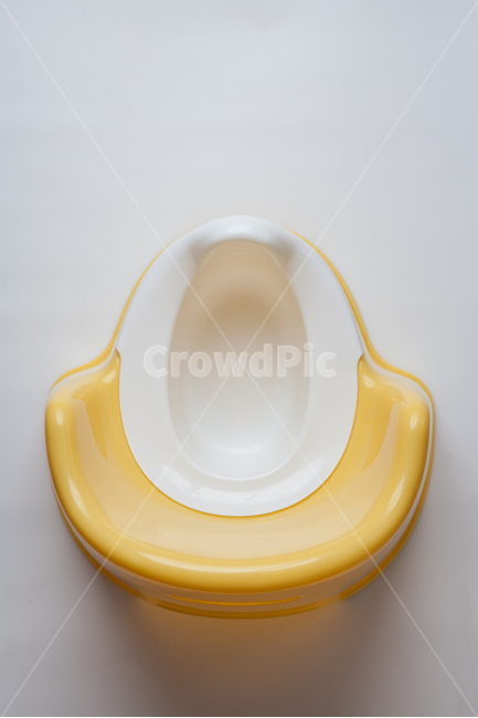 화장실,아기,변기,베이비케어,아기화장실,목욕,아기목욕,욕실용품,플라스틱,노랑,화이트,유아용변기,toilet,bathroom,사물,물건,오브젝트,thing,object,matter