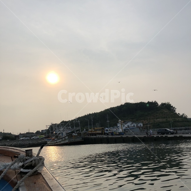 산,도시어부,어부,낚시,배,자연,풍경,nature,landscape,vehicle,차량,transportation,교통,watercraft,선박,water,물