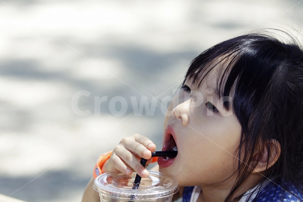 아이,여름,시원,쥬스,그늘,여름,계절,summer,season,사람,인물,인간,human,person,얼굴표정,facial expression,face,어린이,어린아이,child,children,kid,감정표현,기분,feeling,emotion,음료수,drink,beverage