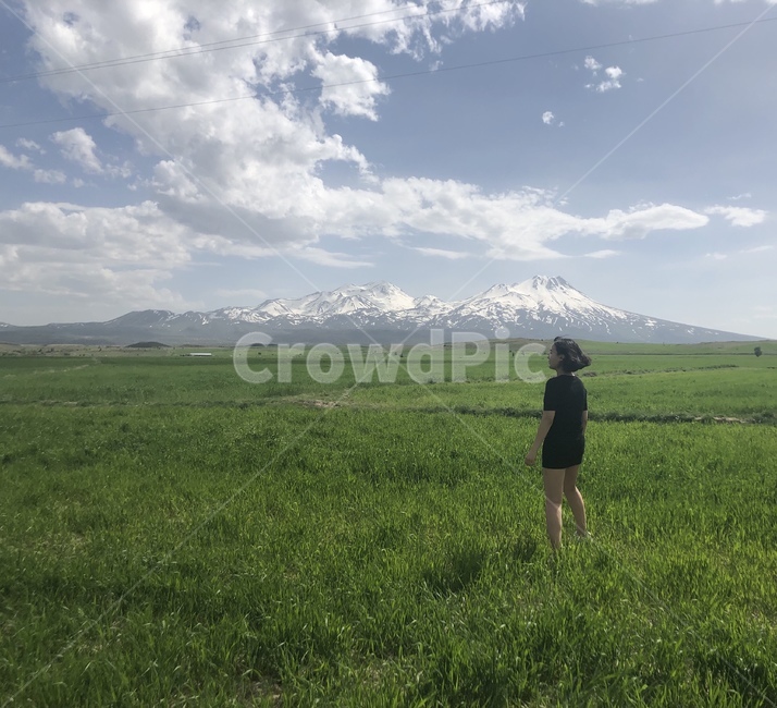 들판,하늘,발랄,쾌청,산,만년설,여성,여자,woman,female,lady,여행,휴가,traveling,vacation,trip