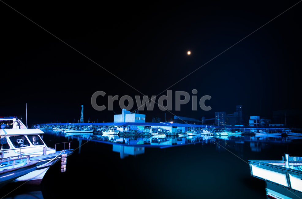 vehicle,transportation,교통,boat,보트,야경,반영,파란색,여백,공간,달,잔잔한,고요한,평온한,아름다운,배,정박,어촌,어부,선착장,건물,달빛,어선,장노출,수면,물,바다,항구,바닷가,동해바다