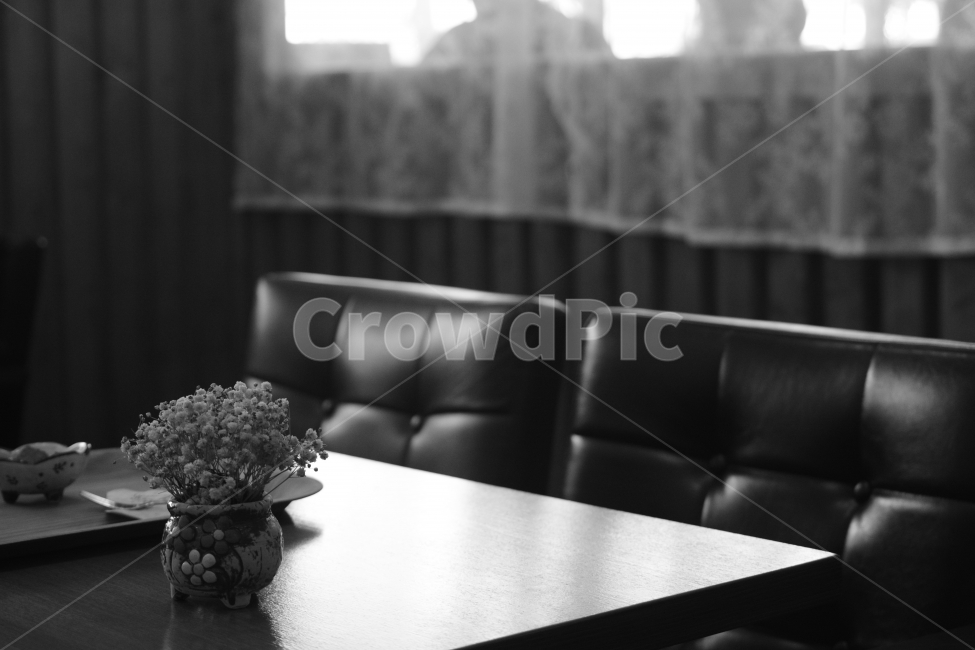 꽃병,테이블,감성,흑백사진,카페,흑백,모노톤,monochrome,black and white,인테리어,실내디자인,interior design
