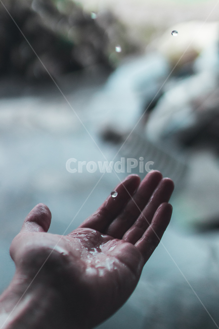 손,비,빗방울,물방울,손바닥,어둠,palm,hand,rain,raindrop,water,waterdrop,dark,사람,인물,인간,human,person,신체일부,몸,body,감성,sensible,feeling